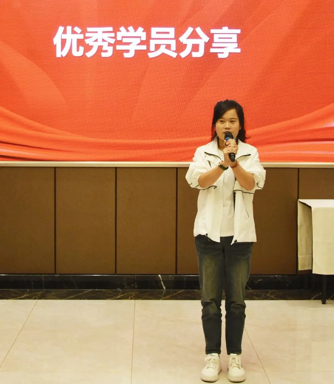 科目右倒车入库技巧_科目二右倒库技巧视频_科目右倒库方向盘怎么打
