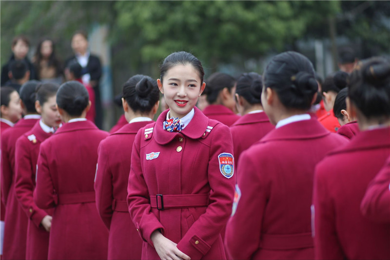 日韩制服美女喷血诱惑写真-日韩制服美女写真：视觉诱惑与文化错位的思考