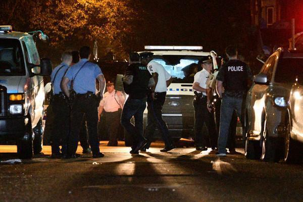 15岁情侣网上直播和警察枪战-15 岁情侣网上直播与警察枪战，青少年网络行为引人深思