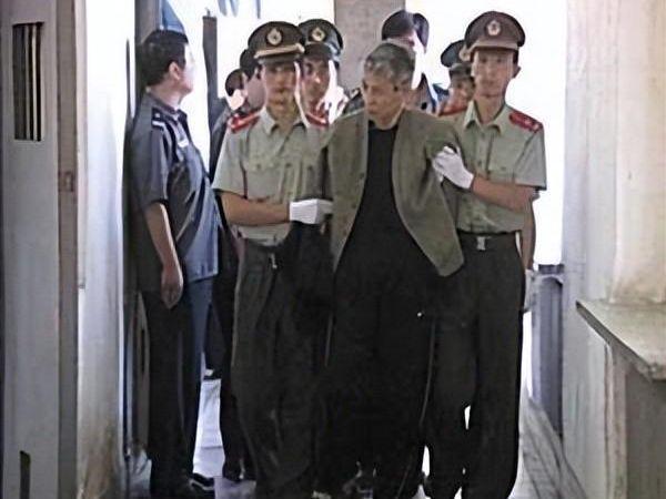 情侣枪战游戏_15岁情侣网上直播和警察枪战_情侣枪战警察直播网上看
