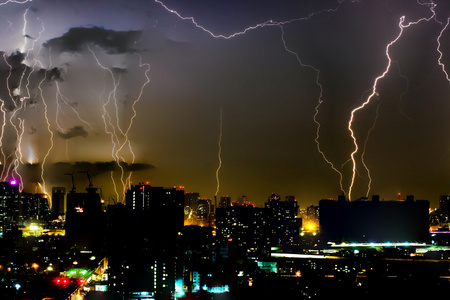 雷电产生是雷公造成的吗_雷电是如何产生的_雷电产生是化学变化吗