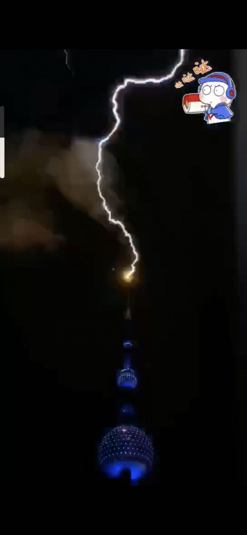 闪电击中人的视频_闪电空中有个人_天空有人被闪电击中