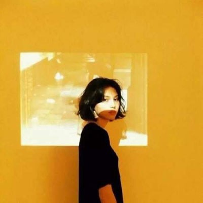 美女qq头像黑白-黑白 QQ 头像背后的美女故事：探寻颜色极致简化与情感深邃展现的秘密