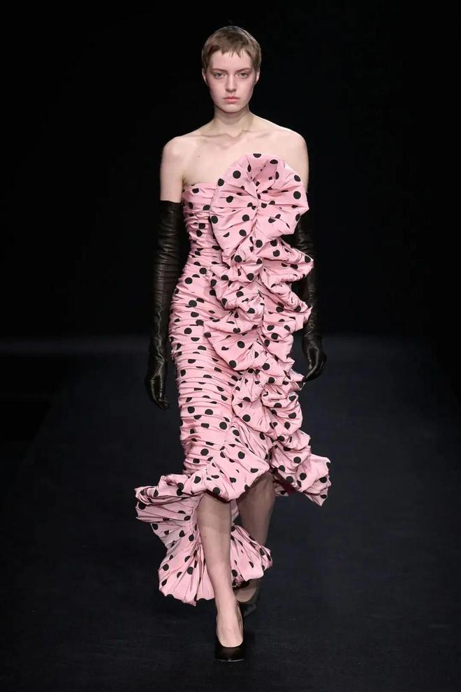 芭比时装设计师_服装芭比师设计理念_芭比服装设计师