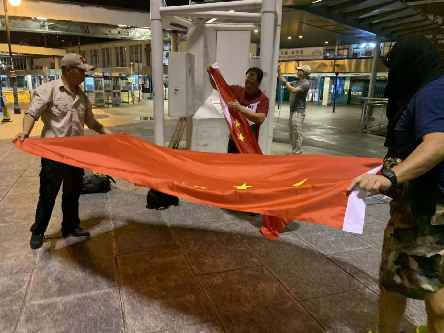 香港明星不认识国旗_香港明星护旗手_香港明星唱国歌