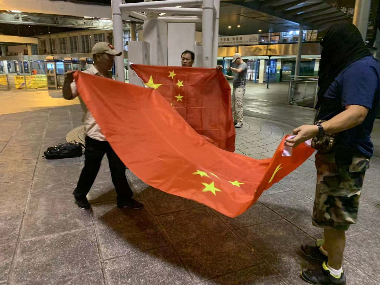 香港明星唱国歌_香港明星护旗手_香港明星不认识国旗