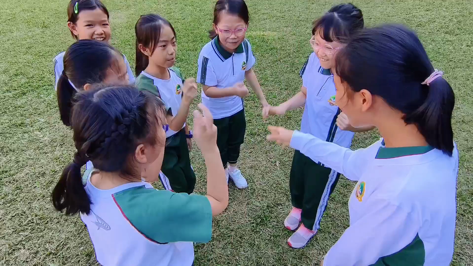 中班游戏老鹰捉小鸡教案_中班老鹰捉小鸡游戏案例_幼儿园中班老鹰捉小鸡游戏教案