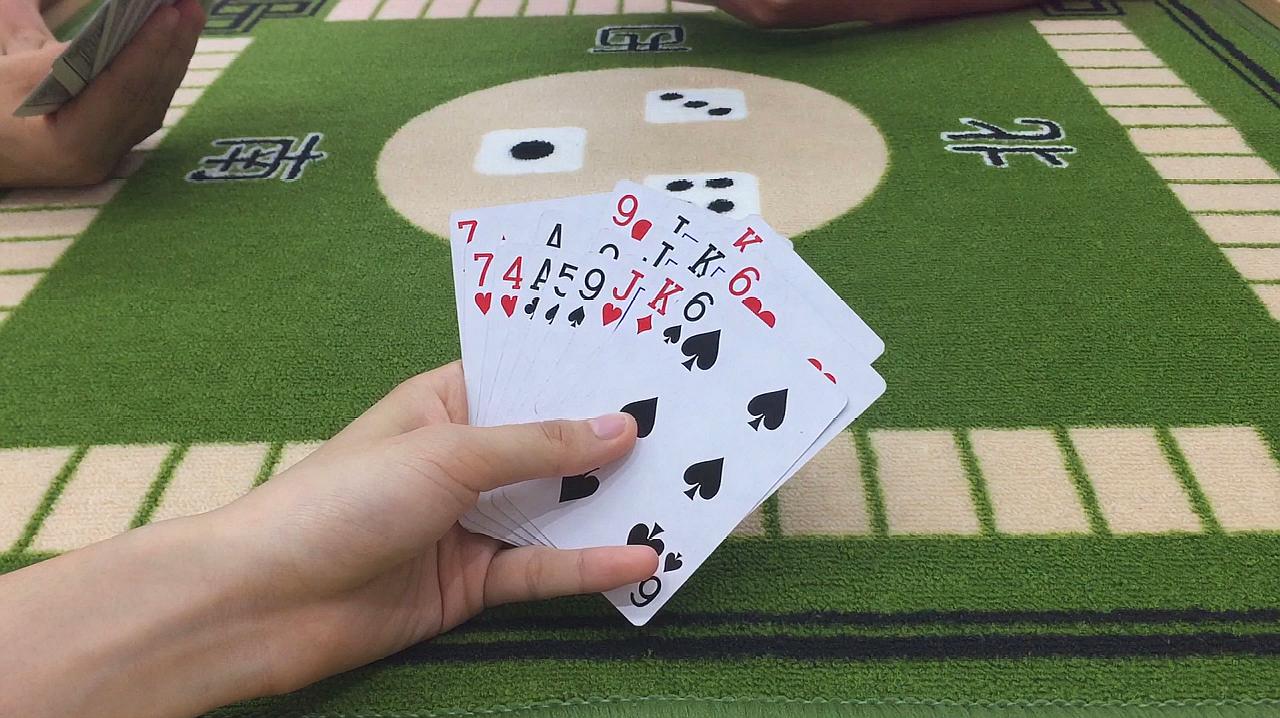 真人美女斗地主视频：美貌与智慧的完美结合，让你心跳加速