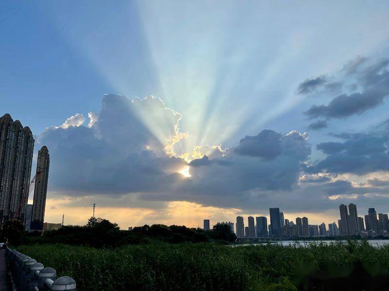 穷途末路中，我仍保留一丝不灭的希望，等待阳光穿透云层